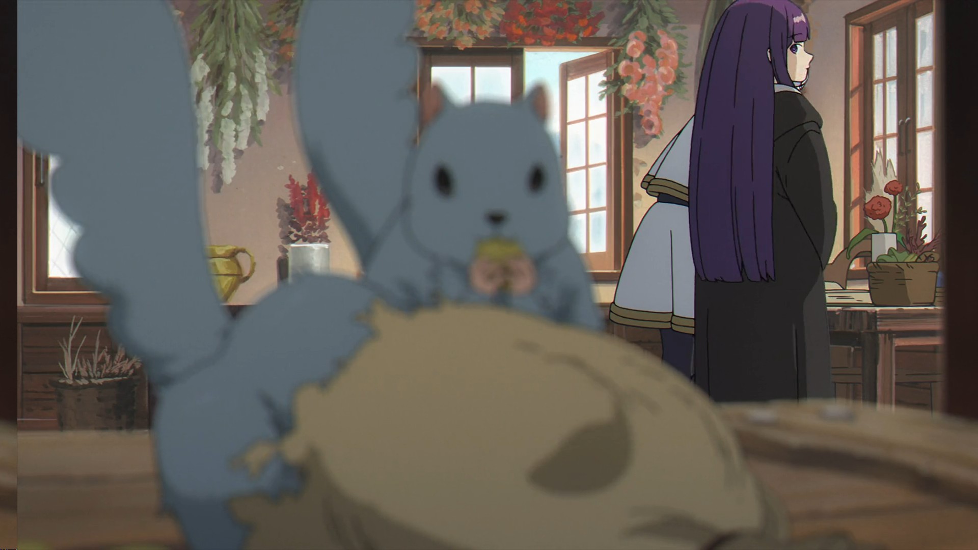 つまみ食いするネズミをチラッと見るフェルン