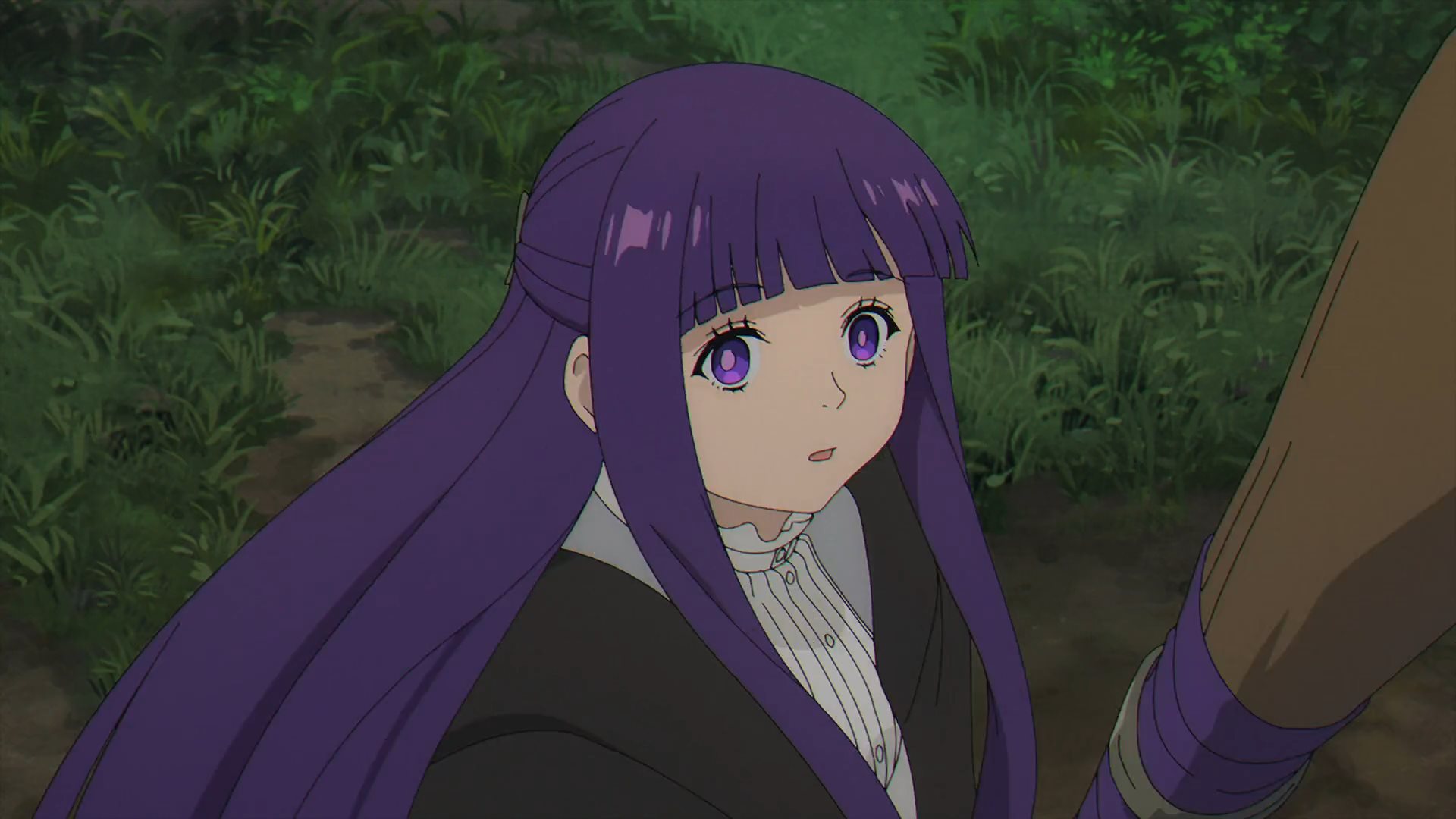 迫る脅威に振り向くフェルン